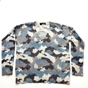 360 Cashmere v neck sweater large in blue chalk grey camouflage